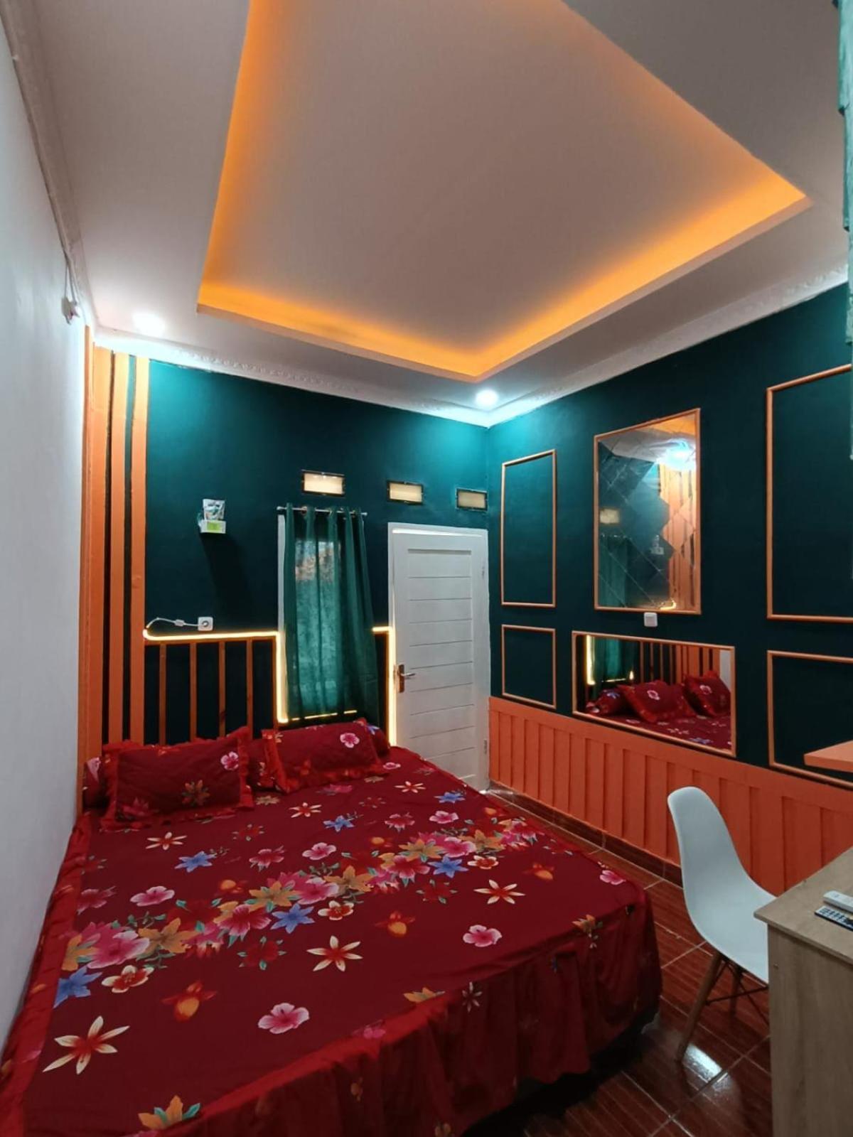 Oyo Life 92977 Neba Kost Aesthetic Hotel Peladen Luaran gambar